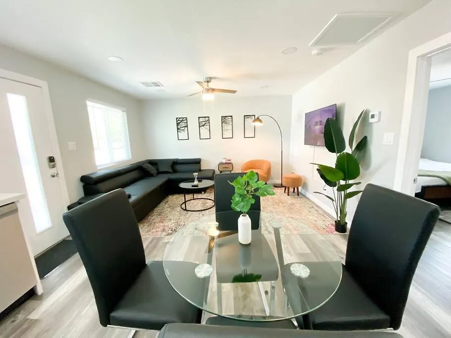 Modern Townhouse In Tempe Near Arizona State University With Fast Wi-Fi & Free Parking For Cozy Stay