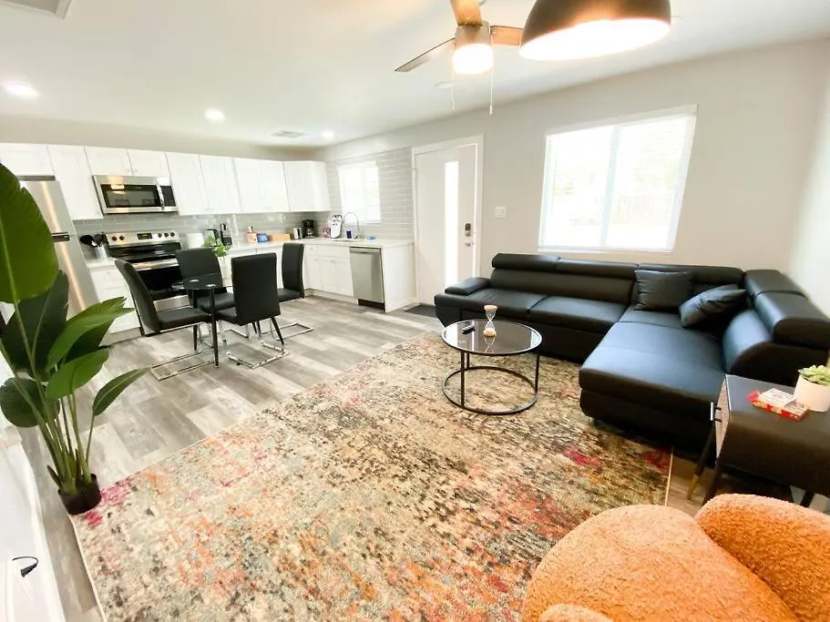 Modern Townhouse In Tempe Near Arizona State University With Fast Wi-Fi & Free Parking For Cozy Stay